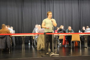 Hauptschiedsrichter Finn Petersen bei der Rundenansage zu Turnierbeginn