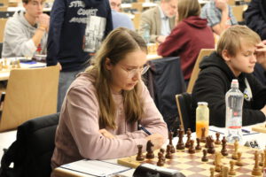 Alica Foltin während Runde 1 am Schachbrett