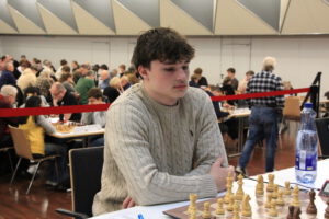 Collin Goldkuhle mit dem Spielsaal im Hintergrund